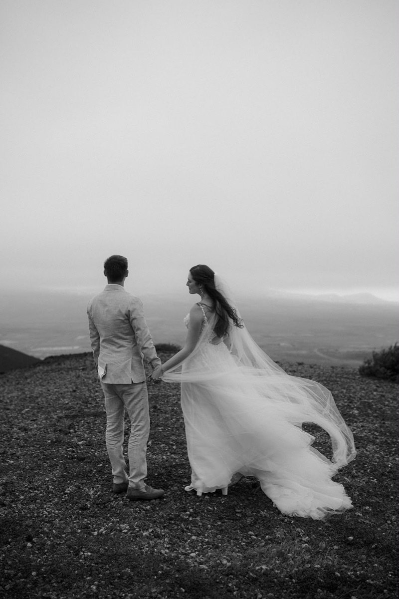 Newly married couple in the mountain landscape of the Salzkammergut