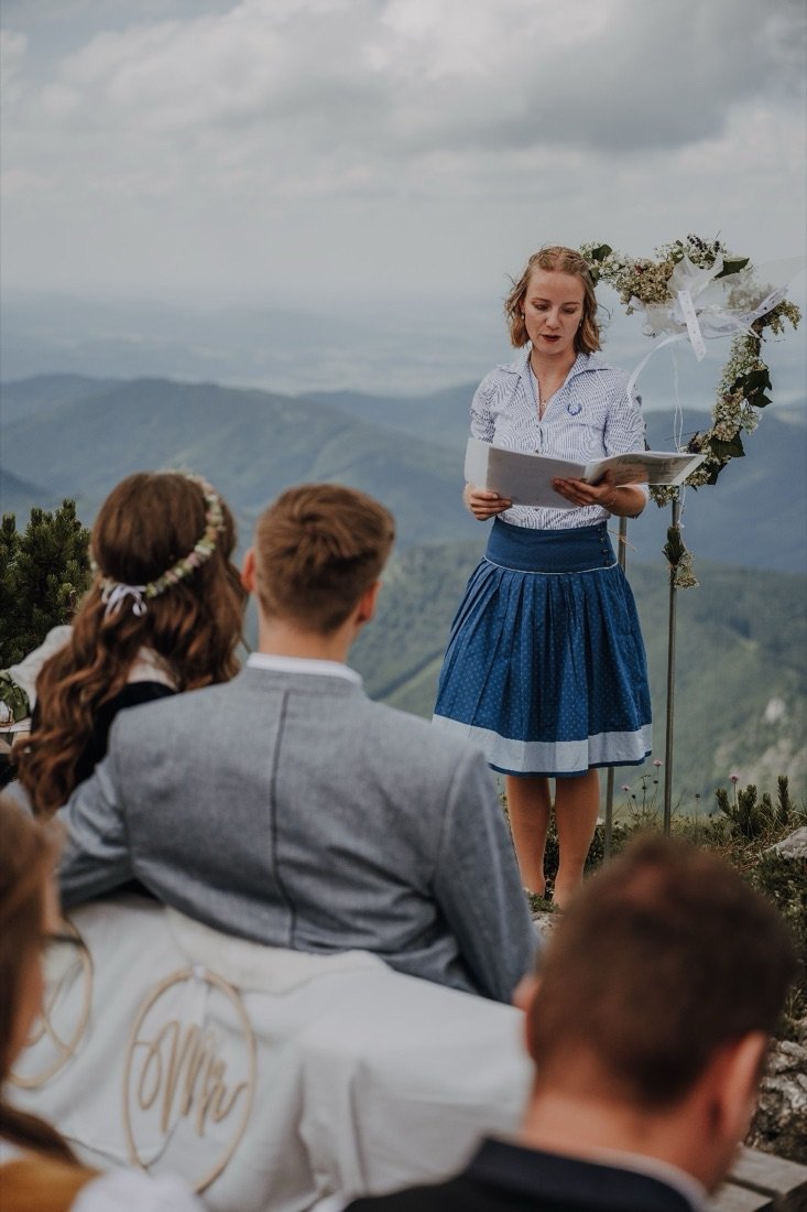 Una pareja ante las montañas de Austria