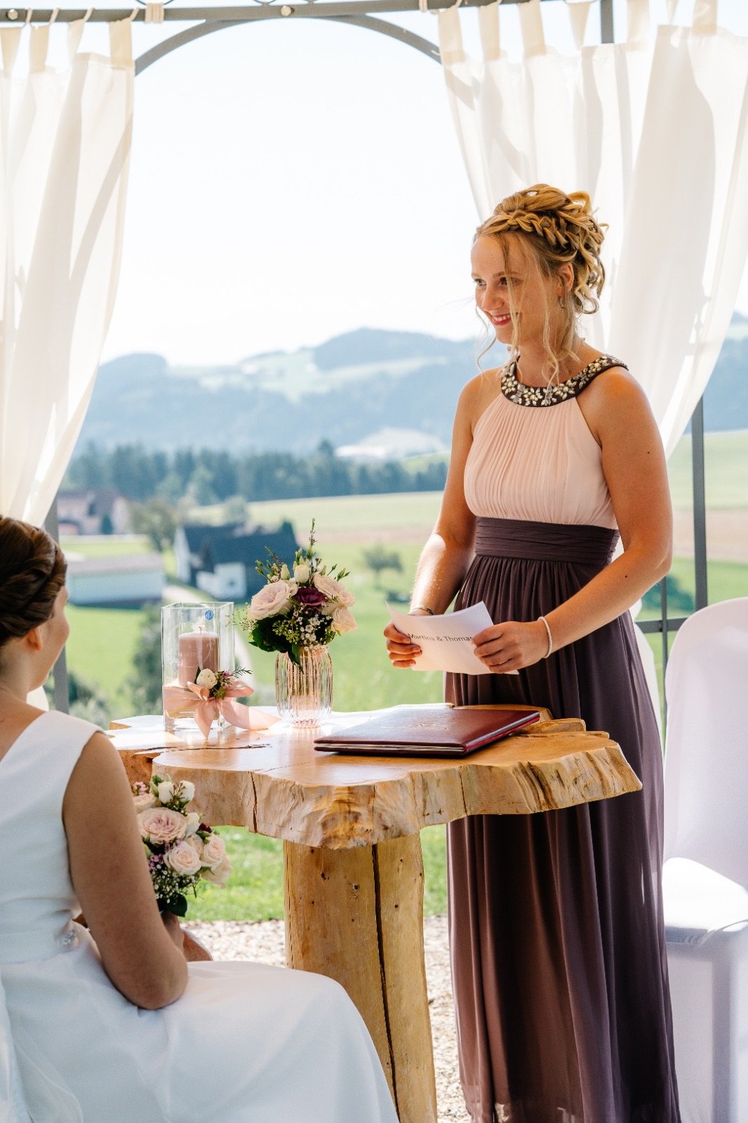 Angelika begleitet eine freie Trauung in der österreichischen Landschaft