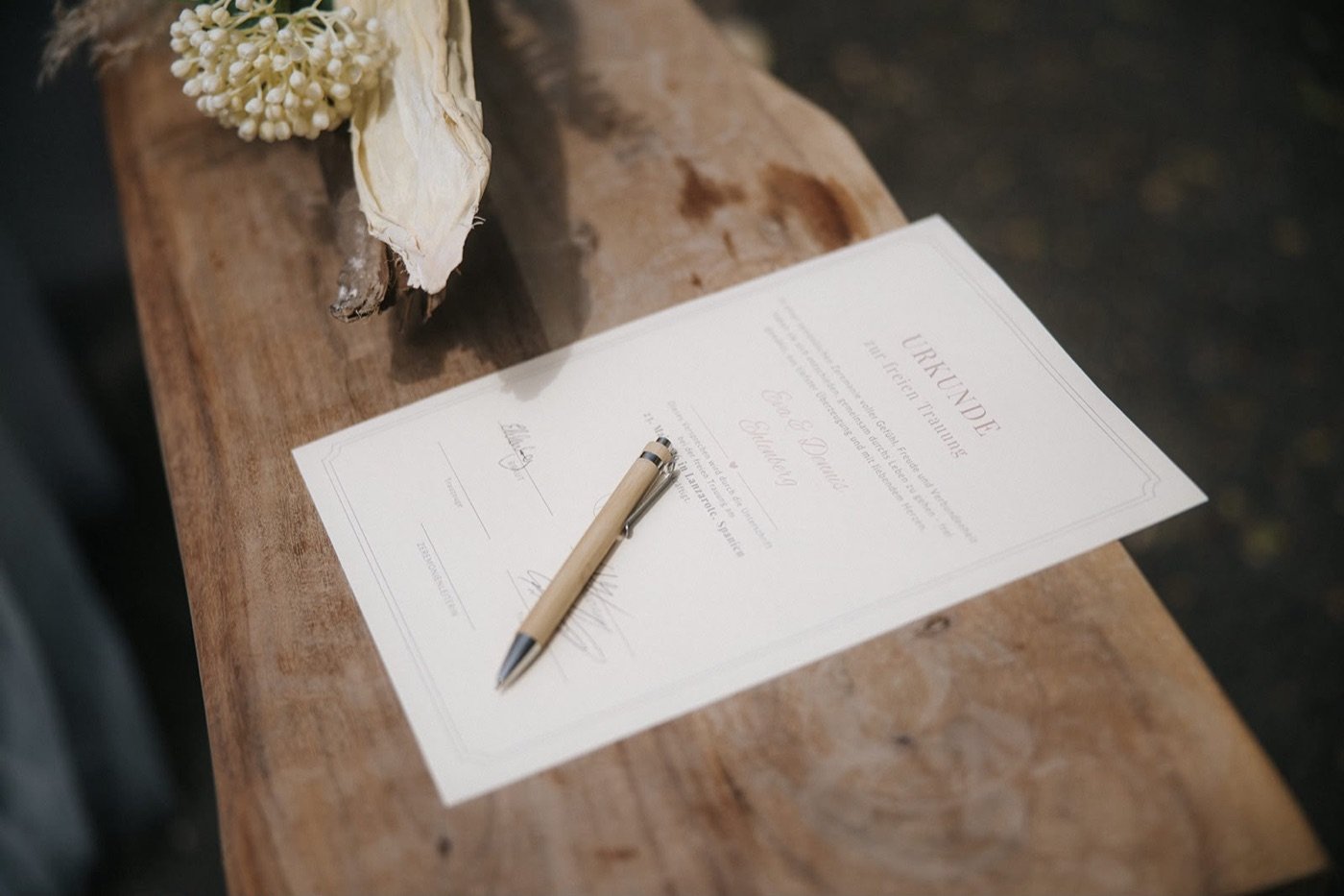 Certificado de ceremonia como detalle personal de una boda multilingüe