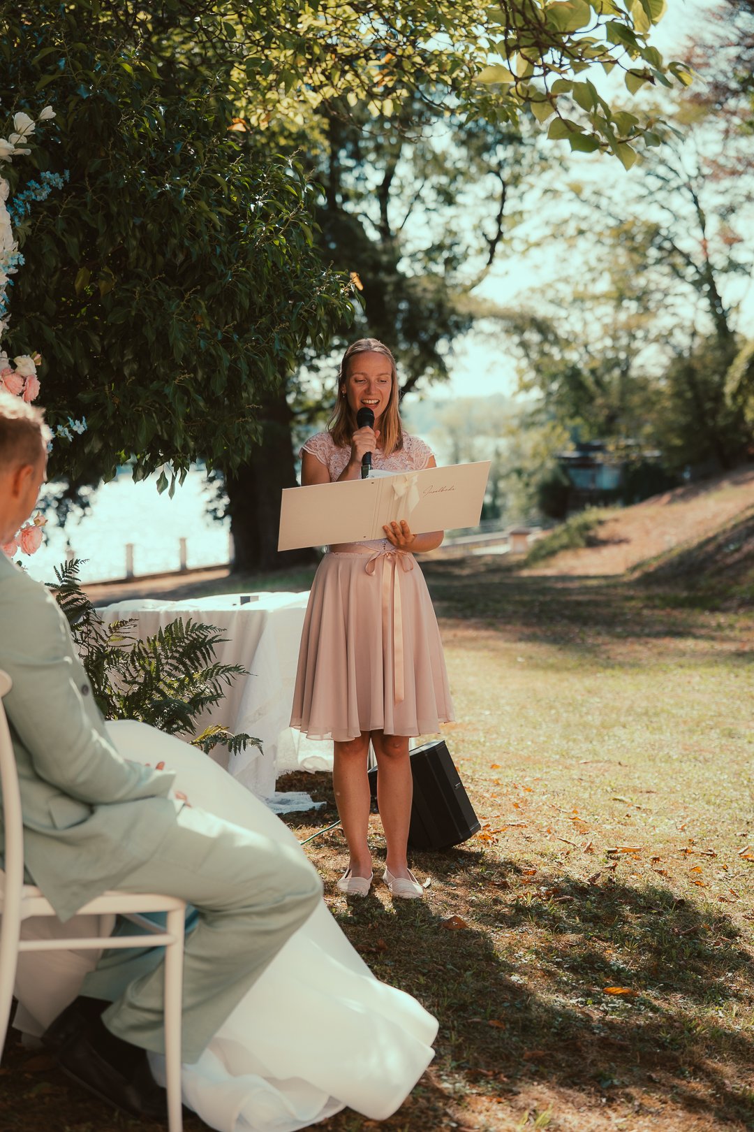 Angelika pronunciando un discurso personal en una ceremonia simbólica al aire libre